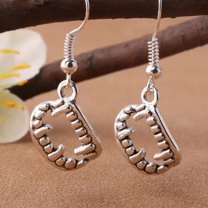 🧛‍♀️ Awesome Metallic Smiling Vampire Teeth Fang Drop Earrings 🩸